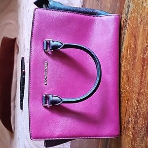 STUNNING MICHAEL KORS FUSHIA/BLACK Selma satchel